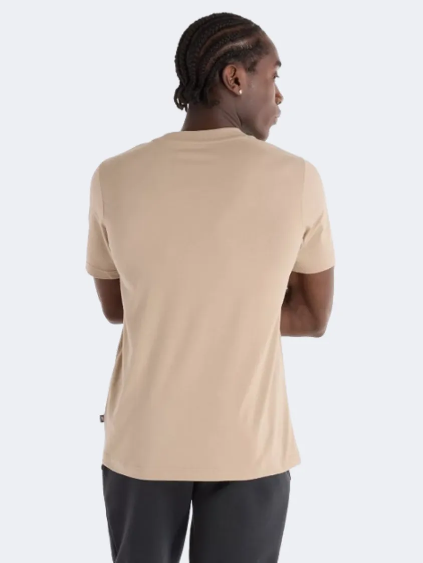 New Balance Essentials Graphic Men Lifestyle T-Shirt Driftwood